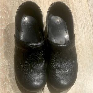 Dansko Black leather size 40 Embossed woman's professional Clogs